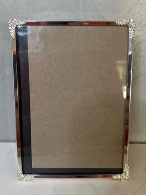 SHEFFIELD HOME Silver METAL Raised Floral Design Corner 5 x 7 Picture Frame NEW